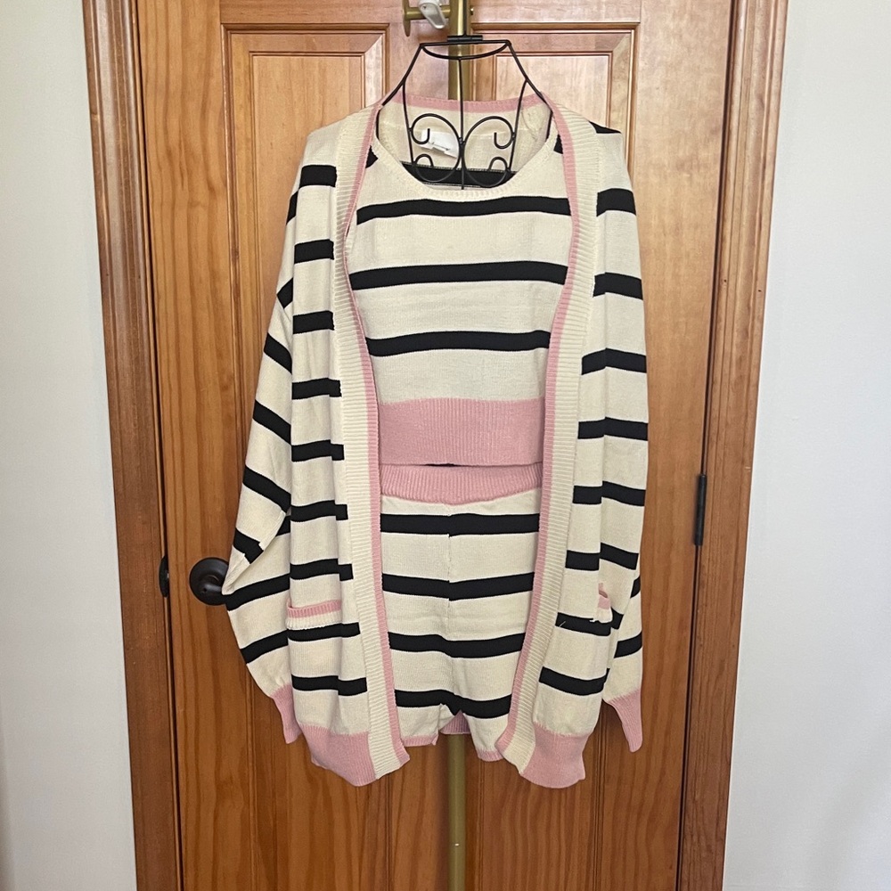 NWOT Hersy Black & White 3 Piece Sweater with Pink Accents - M